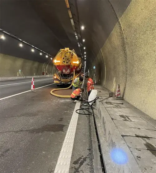 徐闻隧道排水渠清淤